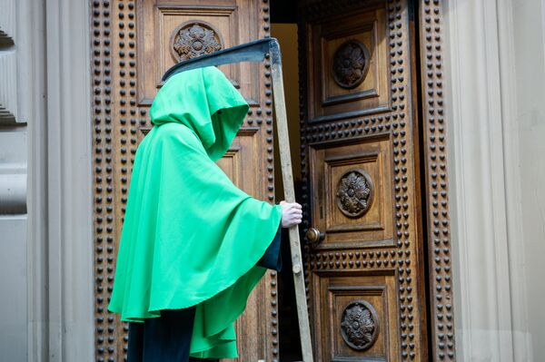 Зелёная смерть у входа в Сейм. Протест Латвийского профсоюза работников здравоохранения и социального ухода у Сейма - Sputnik Латвия