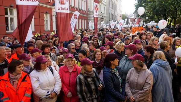Протест Латвийского профсоюза работников здравоохранения и социального ухода у Сейма - Sputnik Латвия