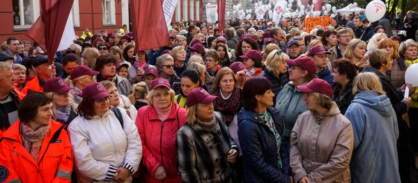 Протест Латвийского профсоюза работников здравоохранения и социального ухода у Сейма - Sputnik Латвия