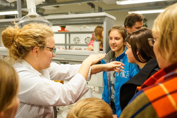 Ночь учёных на Химическом факультете Латвийского университета Ночь учёных на Химическом факультете Латвийского университета - Sputnik Латвия