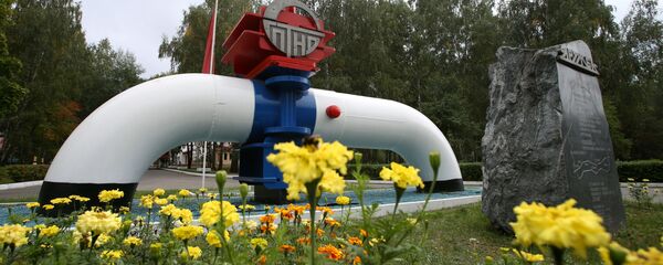 Символ нефтепровода Дружба неподалеку от города Мозырь Гомельской области в Белоруссии - Sputnik Латвия