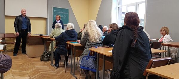 Занятия на курсах латышского языка, организованных Игорем Кузьмуком Занятия на курсах латышского языка, организованных Игорем Кузьмуком - Sputnik Латвия