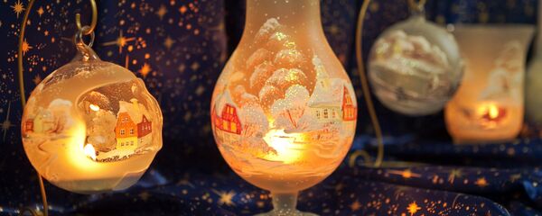 Стеклянные елочные украшения - Sputnik Латвия