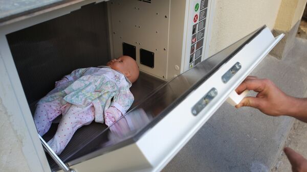Специальный контейнер, в который женщины могут анонимно оставлять нежеланных новорожденных детей - Sputnik Латвия
