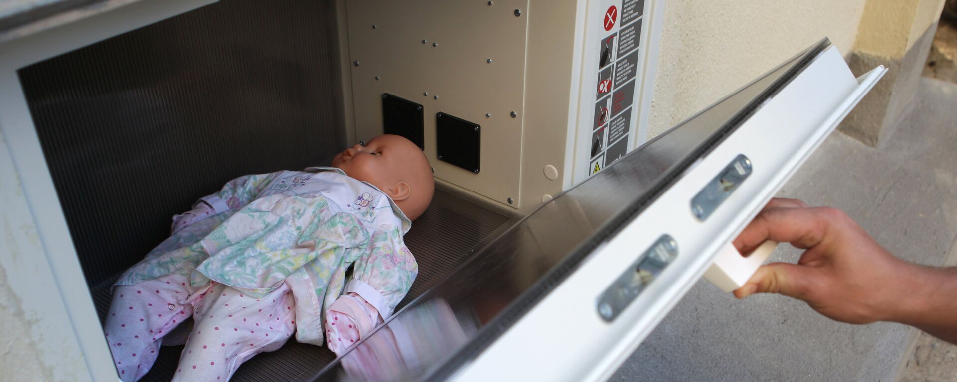 Специальный контейнер, в который женщины могут анонимно оставлять нежеланных новорожденных детей - Sputnik Латвия, 1920, 19.01.2023
