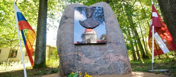 Памятная доска Николаю Гумилёву в поместье Арендоль - Sputnik Латвия