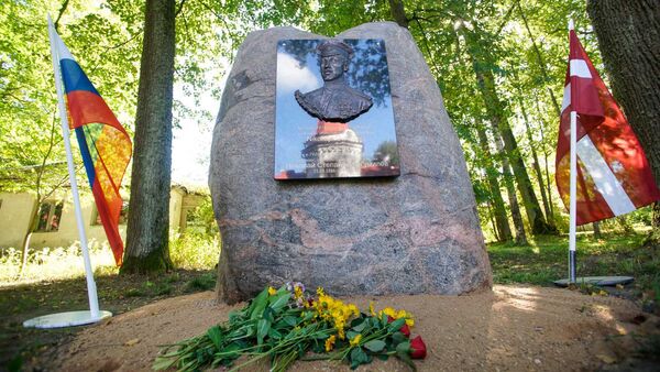 Памятная доска Николаю Гумилёву в поместье Арендоль - Sputnik Латвия