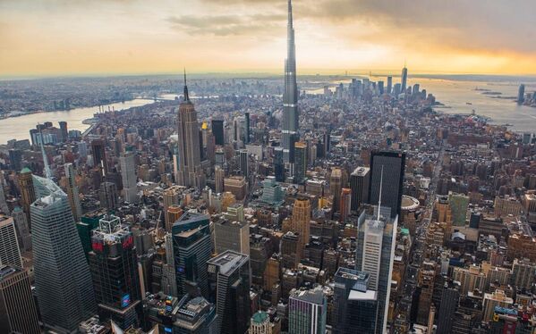 Pasaulē visaugstākā ēka ir Dubaijas debesskrāpis Burj Khalīfah. Ja tā būtu izvietota Ņujorkā, tad tā pārspētu Pasaules tirdzniecības centra ēku par 305 metriem, bet Empire State Building ēku – par 396 metriem. - Sputnik Latvija