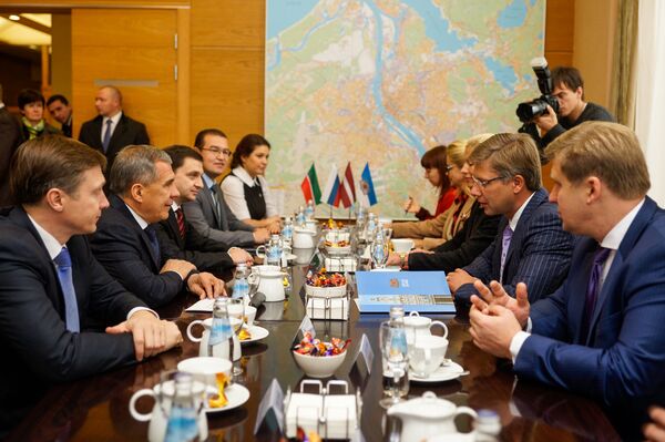 Делегация Республики Татарстан во главе с президентом Рустамом Миннихановым на встрече в Рижской Думе - Sputnik Латвия