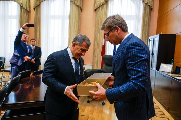 Нил Ушаков подарил Рустаму Минниханову латвийский янтарь - Sputnik Латвия