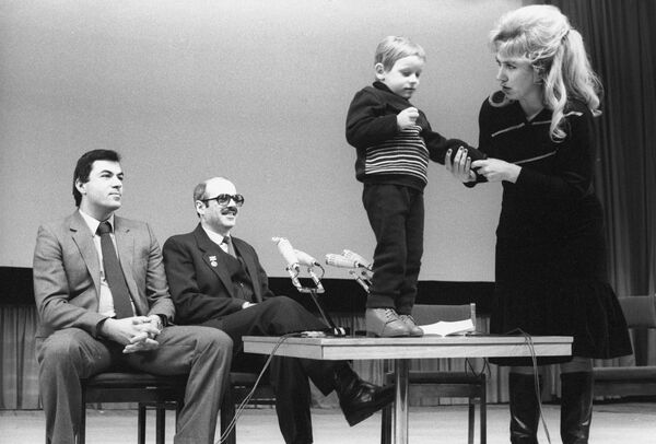 3-летняя литовская девочка Раса Прасцявичуте на пресс-конференции в АПН. Первый слева - микрохирург Рамаз Датиашвили - Sputnik Латвия