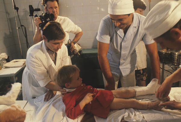 Микрохирург Рамаз Датиашвили во время перевязки  - Sputnik Латвия