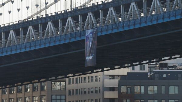 Uz Ņujorkas tilta parādījās milzīgs Putina portrets ar uzrakstu Miera nesējs - Sputnik Latvija