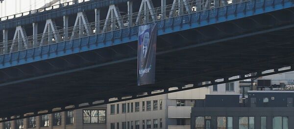 Plakāts ar Krievijas prezidenta Vladimira Putina attēlu uz Manhetenas tilta Ņujorkā. Foto no arhīva Plakāts ar Krievijas prezidenta Vladimira Putina attēlu uz Manhetenas tilta Ņujorkā. Foto no arhīva - Sputnik Latvija