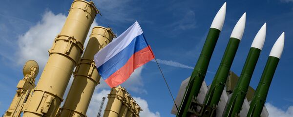 Зенитная ракетная система (ЗРС) Антей-2500 (слева) и зенитный ракетный комплекс (ЗРК) Бук-М2Э - Sputnik Латвия