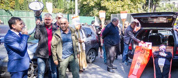 Михаилу Саакашвили устроили “похороны” в Тбилиси Михаилу Саакашвили устроили “похороны” в Тбилиси - Sputnik Латвия