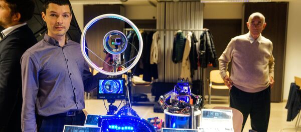 Михаил представляет собственные разработки в прикладной электронике Михаил представляет собственные разработки в прикладной электронике - Sputnik Latvija