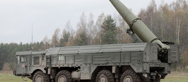 Учения по развертыванию ракетного комплекса Искандер Учения по развертыванию ракетного комплекса Искандер - Sputnik Latvija