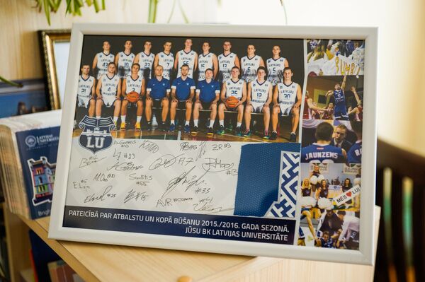 Игроки баскетбольной команды Латвийского университета получают стипендии из пожертвований меценатов Игроки баскетбольной команды Латвийского университета получают стипендии из пожертвований меценатов - Sputnik Латвия