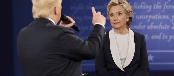Кандидат в президенты США от Демократической партии Хиллари Клинтон во время дебатов с республиканцем Дональдом Трампом - Sputnik Латвия