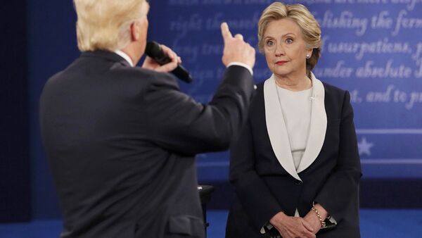 Кандидат в президенты США от Демократической партии Хиллари Клинтон во время дебатов с республиканцем Дональдом Трампом - Sputnik Latvija