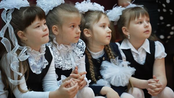 Ученики на празднике в школе - Sputnik Latvija
