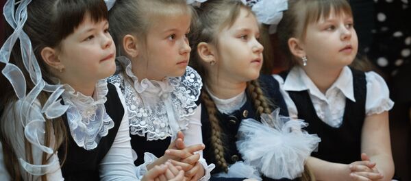 Ученики на празднике в школе Ученики на празднике в школе - Sputnik Latvija