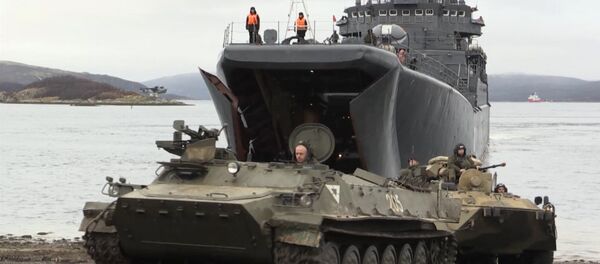 Высадка бронетехники и морпехов с БДК Кондопога в Кольском заливе - Sputnik Латвия