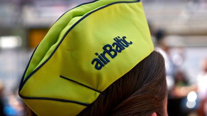 Головной убор сотрудницы AirBaltic
