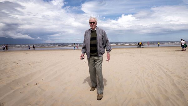 Мужчина на пляже в Юрмале - Sputnik Латвия