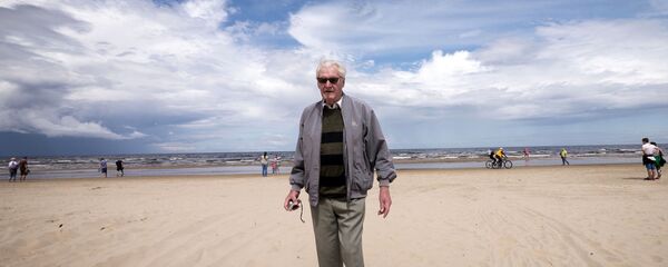 Мужчина на пляже в Юрмале - Sputnik Латвия