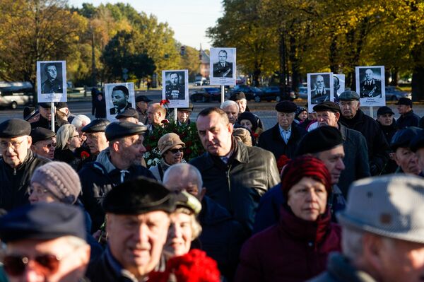 К мемориалу люди пришли с портретами родственников - участников войны К мемориалу люди пришли с портретами родственников - участников войны - Sputnik Латвия