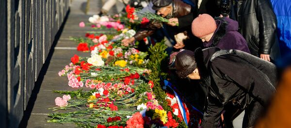 Возложение цветов к Памятнику Воинам-освободителям Риги 13 октября - Sputnik Латвия