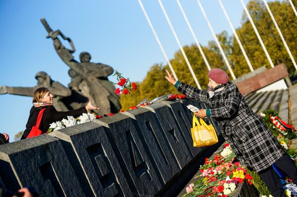 13 октября День освобождения Риги от немецко-фашистских захватчиков у памятника Воинам-освободителям 13 октября День освобождения Риги от немецко-фашистских захватчиков у памятника Воинам-освободителям - Sputnik Латвия