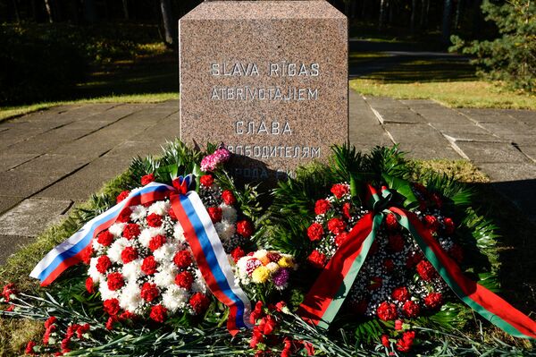 У памятной стелы воинам 374-й и 376-й стрелковых дивизий и 285-го отдельного механизированного батальона участвоваших в форсировании Киш-озера 12 октября 1941 года У памятной стелы воинам 374-й и 376-й стрелковых дивизий и 285-го отдельного механизированного батальона участвоваших в форсировании Киш-озера 12 октября 1941 года - Sputnik Латвия