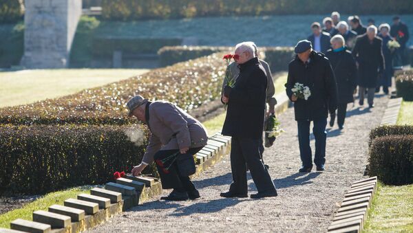 Ветераны 130-го латышского стрелкового корпуса и партизанских бригад возложили цветы на Братском кладбище - Sputnik Latvija