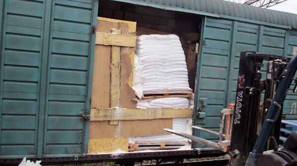 Во время таможенного досмотра железнодорожного товарного состава Во время таможенного досмотра железнодорожного товарного состава - Sputnik Латвия