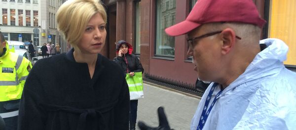 Министр здравоохранения Латвии Анда Чакша и глава Латвийского профсоюза работников здравоохранения и социальной опеки Валдис Керис - Sputnik Латвия