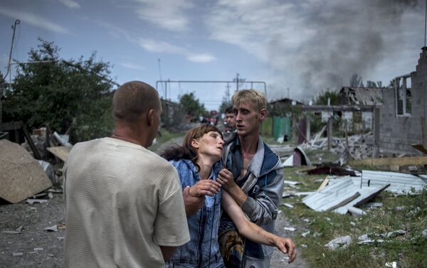 Vietējie iedzīvotāji Luganskas staņicā, kam uzbrukusi Ukrainas bruņoto spēku aviācija - Sputnik Latvija