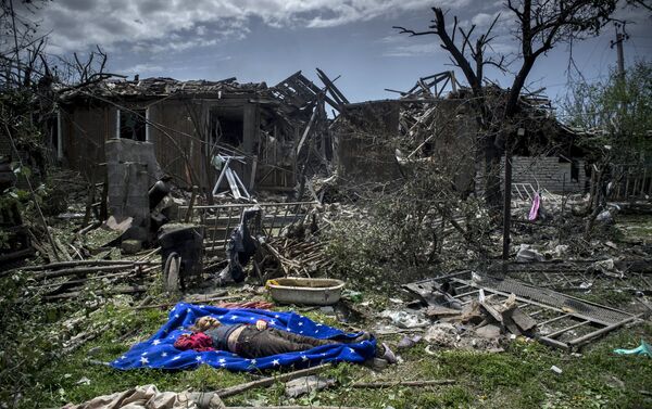 Vietējās iedzīvotājas mirstīgās atliekas Luganskas staņicā, kam uzbruka Ukrainas bruņoto spēku aviācija - Sputnik Latvija