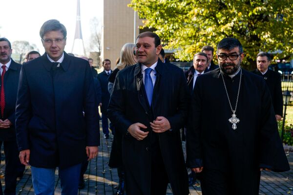 Мэр Риги Нил Ушаков, мэр Еревана Тарон Маргарян и настоятель армянской церкви в Риге отец Хосров Мэр Риги Нил Ушаков, мэр Еревана Тарон Маргарян и настоятель армянской церкви в Риге отец Хосров - Sputnik Латвия