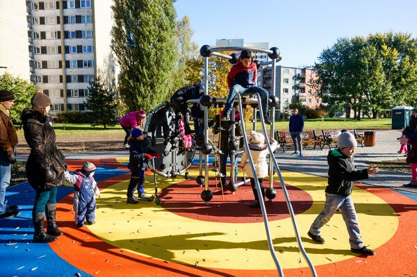 Детская площадка на территории Сада Ереван в Риге Детская площадка на территории Сада Ереван в Риге - Sputnik Латвия