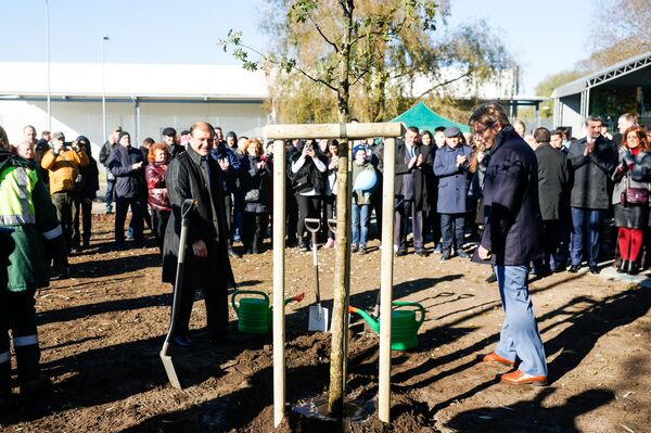 Нил Ушаков и Тарон Маргарян посадили дерево в Саду Ереван Нил Ушаков и Тарон Маргарян посадили дерево в Саду Ереван - Sputnik Латвия