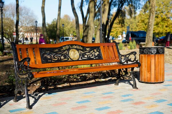 Скамейки с гербом Еревана в Саду Ереван в Риге Скамейки с гербом Еревана в Саду Ереван в Риге - Sputnik Латвия