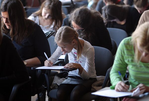 Участники всемирного латышского диктанта Участники всемирного латышского диктанта - Sputnik Латвия