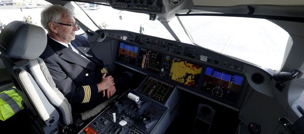 Пилот компании AirBalitc в кабине Bombardier CS300 Пилот компании AirBalitc в кабине Bombardier CS300 - Sputnik Latvija