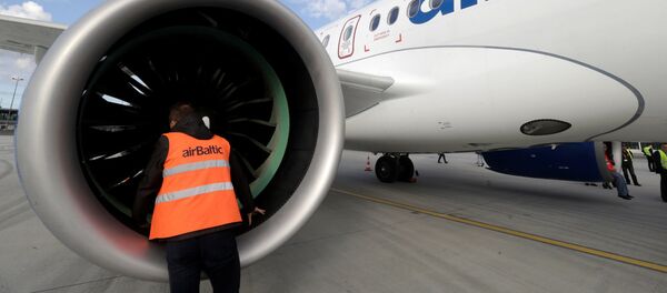 Специалист осматривает самолет Bombardier CS300 в Рижском аэропорту Специалист осматривает самолет Bombardier CS300 в Рижском аэропорту - Sputnik Латвия