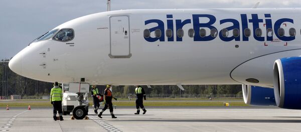 Самолет Bombardier CS300 в Рижском аэропорту Самолет Bombardier CS300 в Рижском аэропорту - Sputnik Латвия