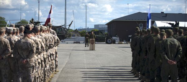 Участники учений НАТО на построении в Тапа Участники учений НАТО на построении в Тапа - Sputnik Latvija