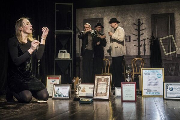 Сцена из спектакля Мастер голода режиссера Эймунтаса Някрошюса Сцена из спектакля Мастер голода режиссера Эймунтаса Някрошюса - Sputnik Латвия